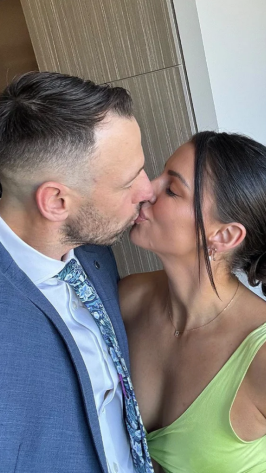 MAFS' Rhi and Jeff share a kiss 